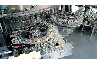 Beverage filling machine with wear-resistant plastic rollers made of iglidur material