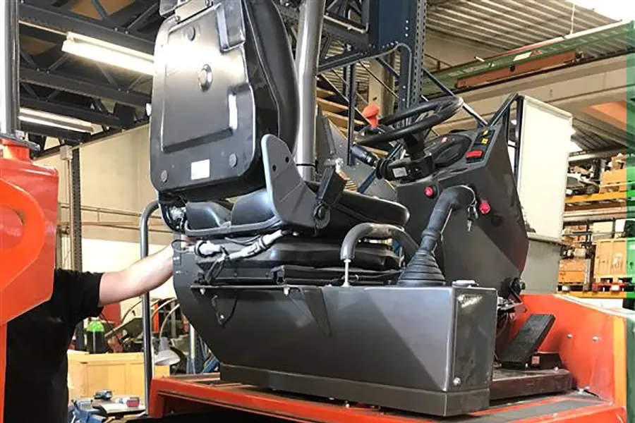 AUSA swivelling driver's seat