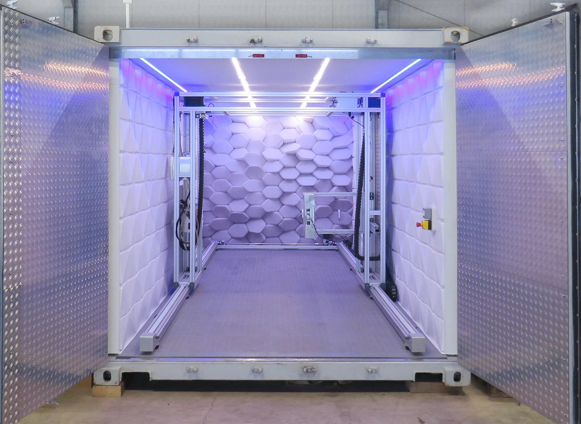 フロー・キャプチャー社のX線スキャナーをコンテナに設置