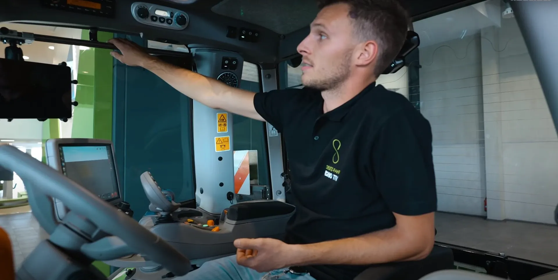 iglidur 플레인 베어링, drylin 직동 가이드 및 PRT 선회 링 베어링을 사용한 시트