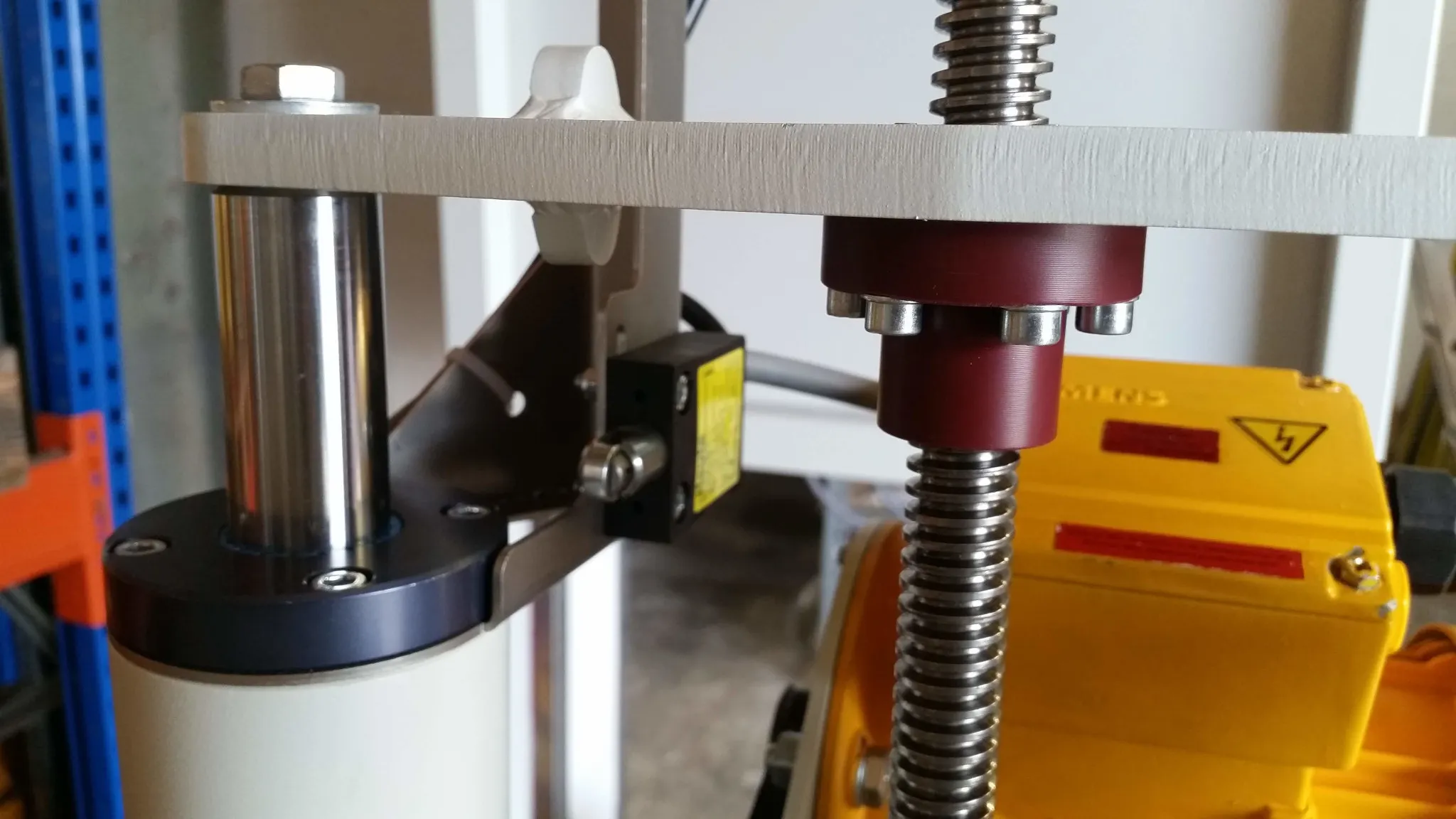 Ecrou à collerette en tribopolymère iglidur