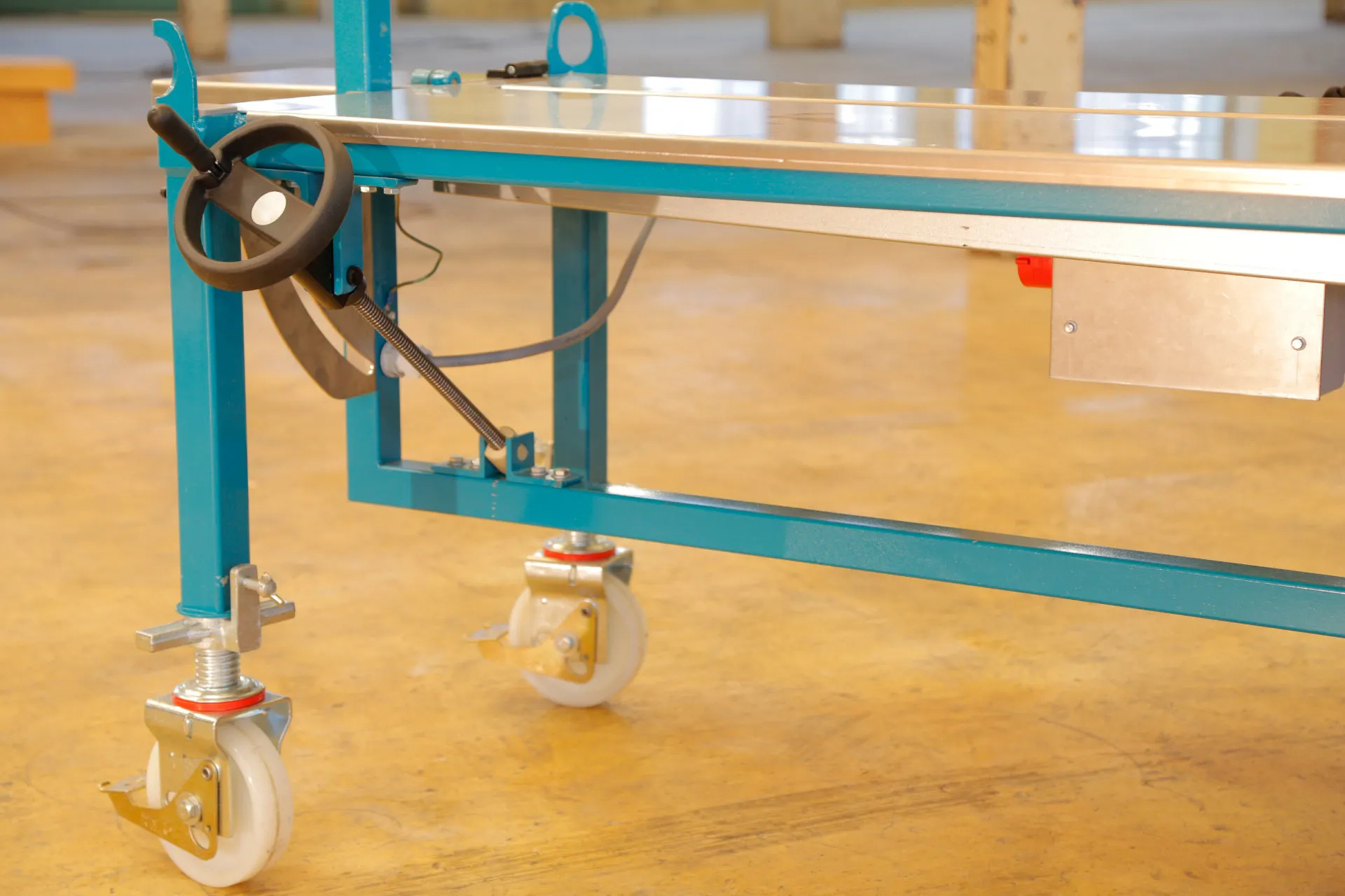 Gehrungswinkel über igus-Gewindetrieb