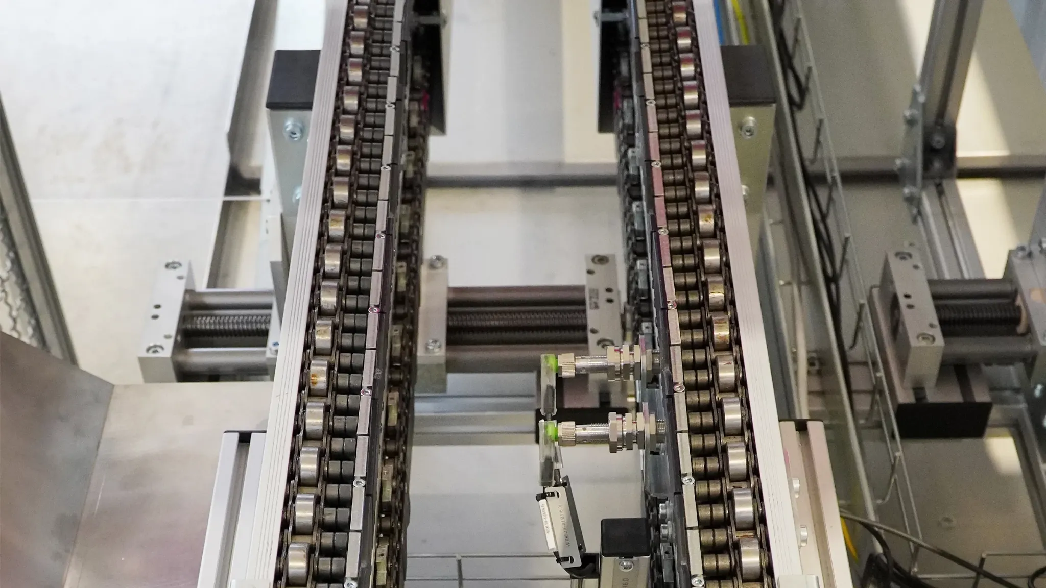 Accumulating roller chain conveyor system from Broich Systemtechnik