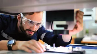 Ingeniero jefe de una empresa de ingeniería mecánica con igusGO