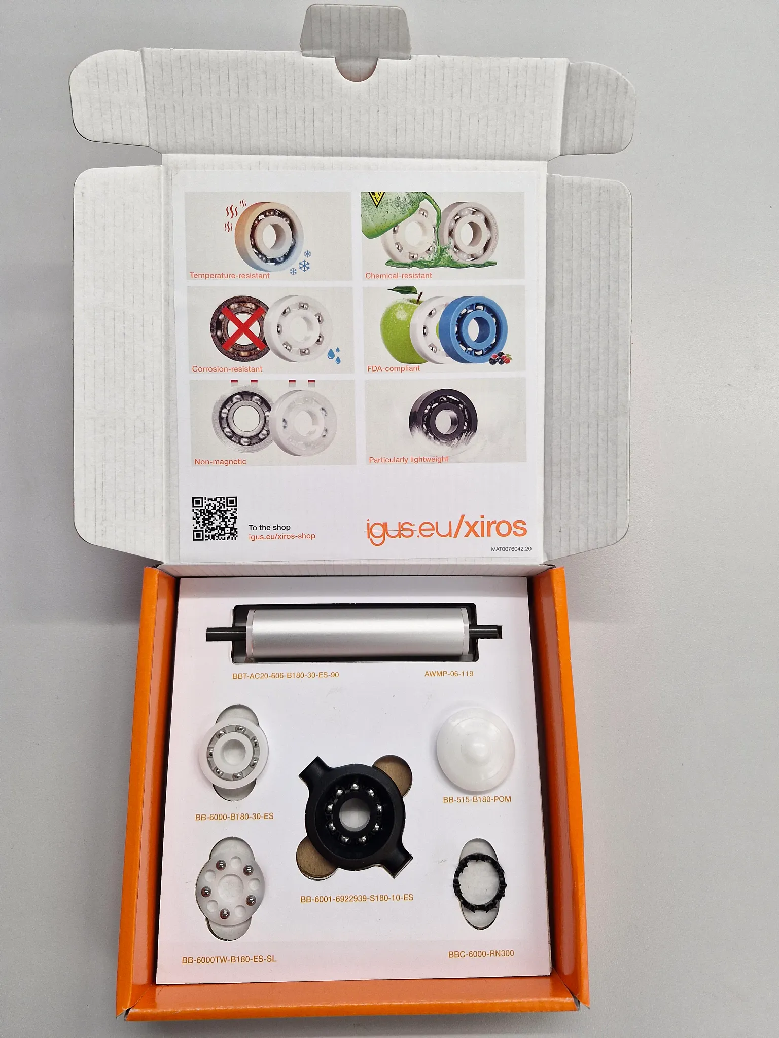 Free ball bearing sample box