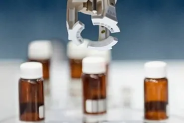 3D-gedruckter Greifer, der kleine Deckel auf Kosmetikbehälter schraubt.