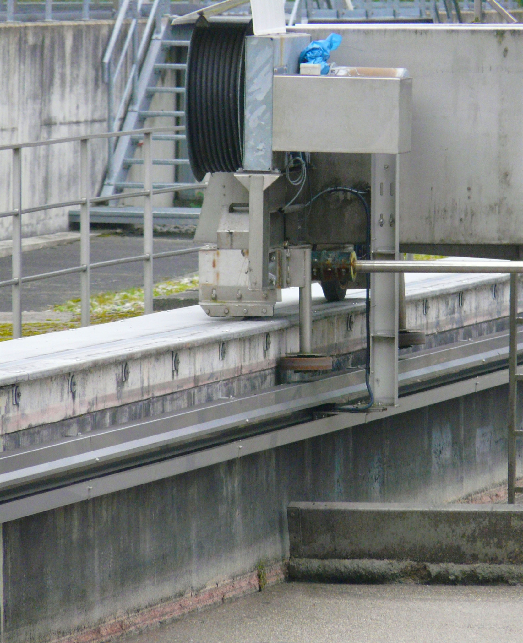 Räumerbrücke in Vorklärbecken