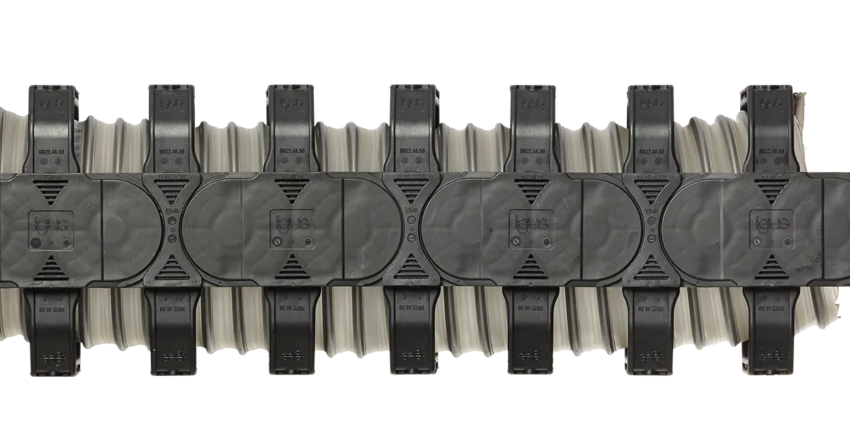 E4.1L e-chain® with extender crossbars for guiding large hoses of up to 145mm