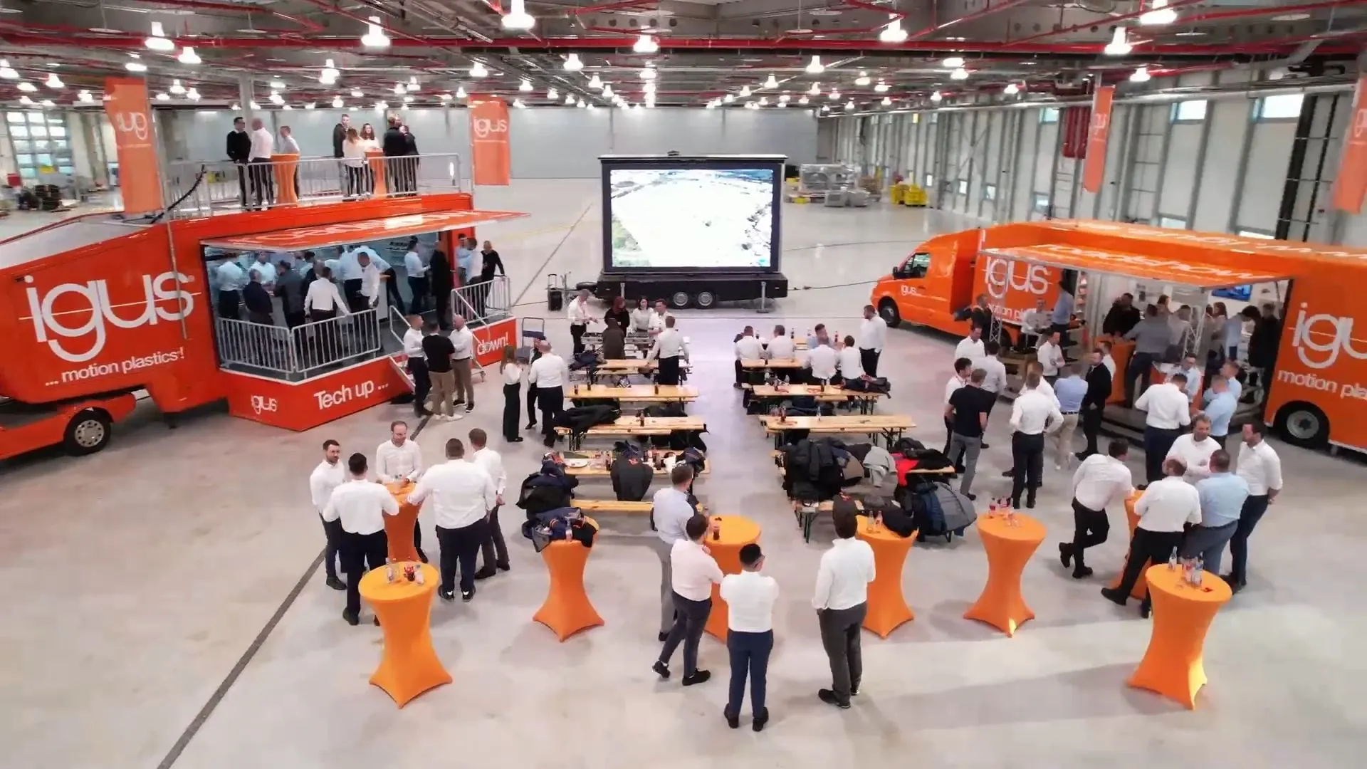 Roadshow Trucks bei igus in der Halle mit Besuchern beim Networking
