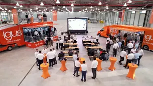 Zwei igus Roadshow-Truck in der Halle mit zahlreichen Besuchern