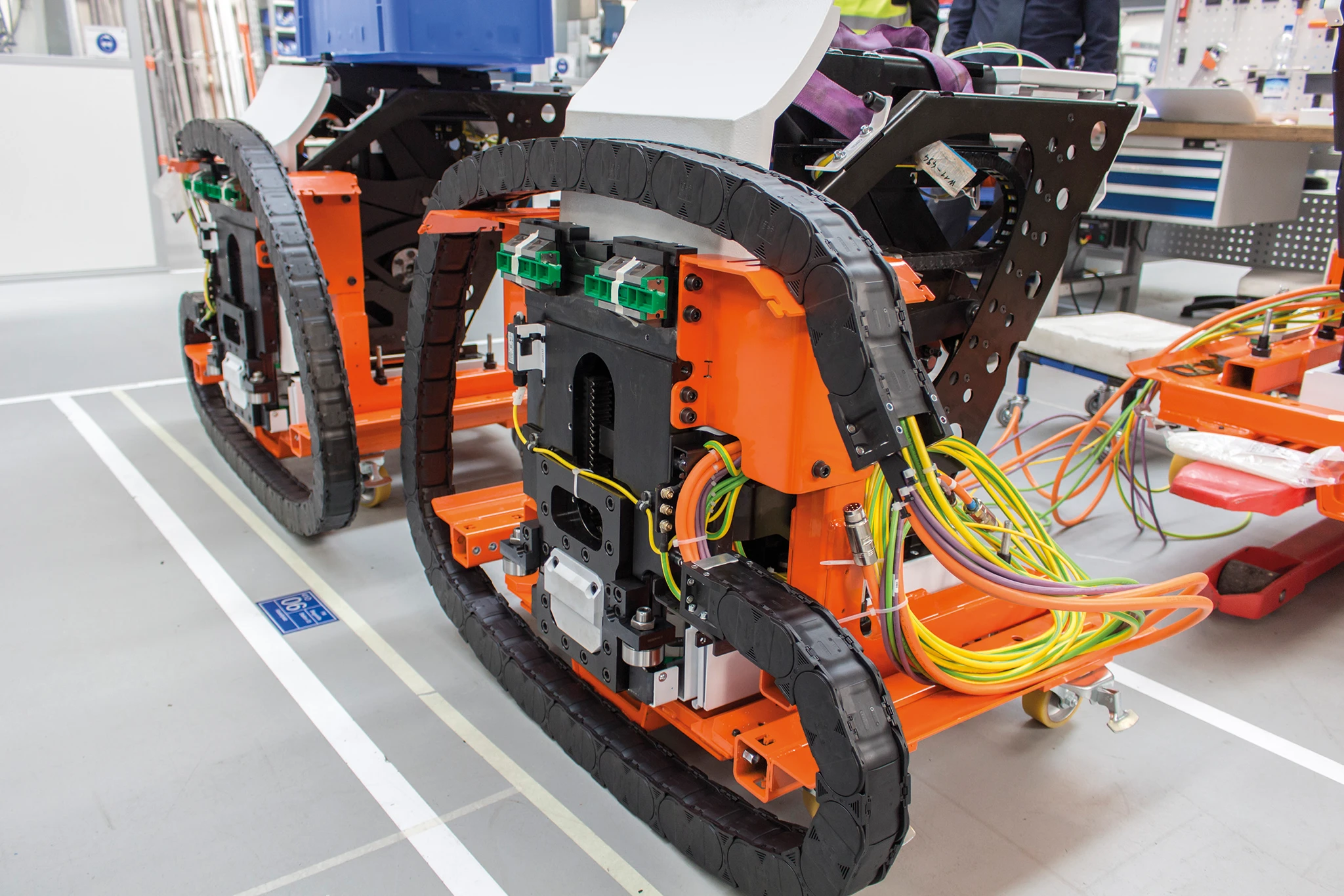 Closed energy chains in bending machines