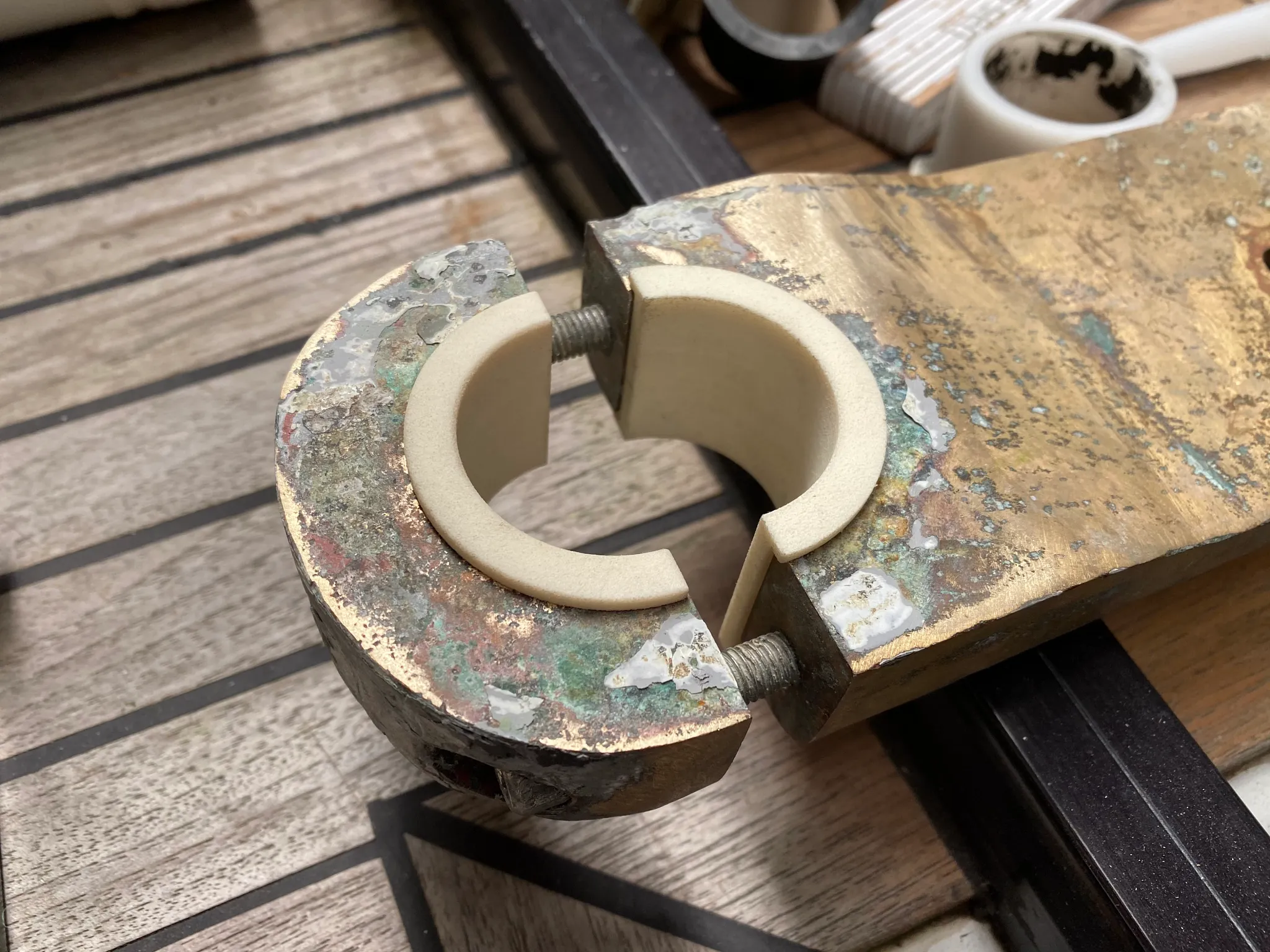 用於Delta Albin帆船的兩件式船舵軸承