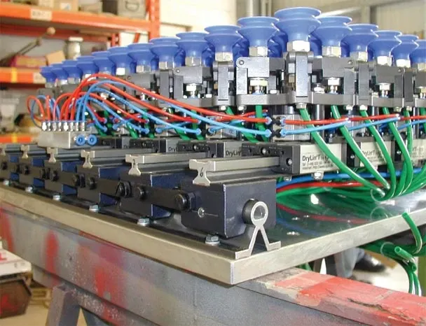 Brazo robótico mostrado con ejes de aluminio