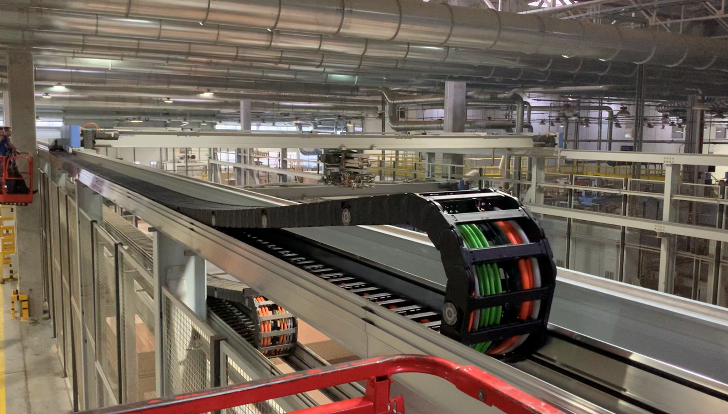 Fully automatic indoor crane with i.Sense system