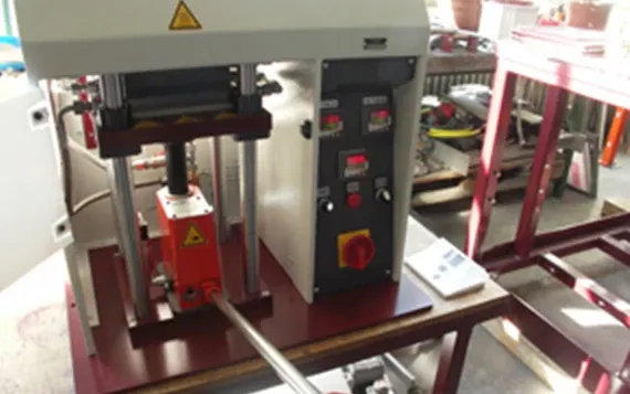 Vue sur les presses de laboratoire avec unité à quatre colonnes