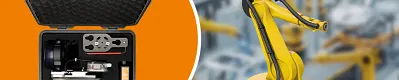 Breites Banner: Links auf orangefarbenem Hintergrund ein geöffneter, schwarzer Messkoffer mit Schaumstoffeinlage und TR.P‑Sensorik/Zubehör; rechts in unscharfer Fabrikumgebung ein gelber Industrieroboter mit angeschlossenem Schlauchpaket. Motiviert zum Einsatz der mobilen TR.P‑Sensorik, um Zugkräfte im Schlauchpaket zu messen, sichtbar zu machen und Robotikbewegungen zu optimieren.