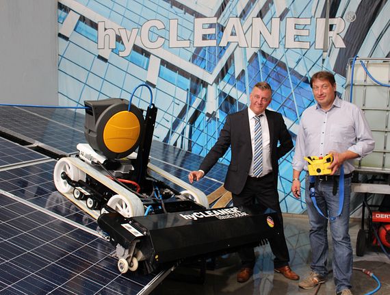 Gerald Voß (left), Technical Sales Consultant of igus, together with Andreas Grochowiak (right), CEO of TG hyLIFT GmbH.
