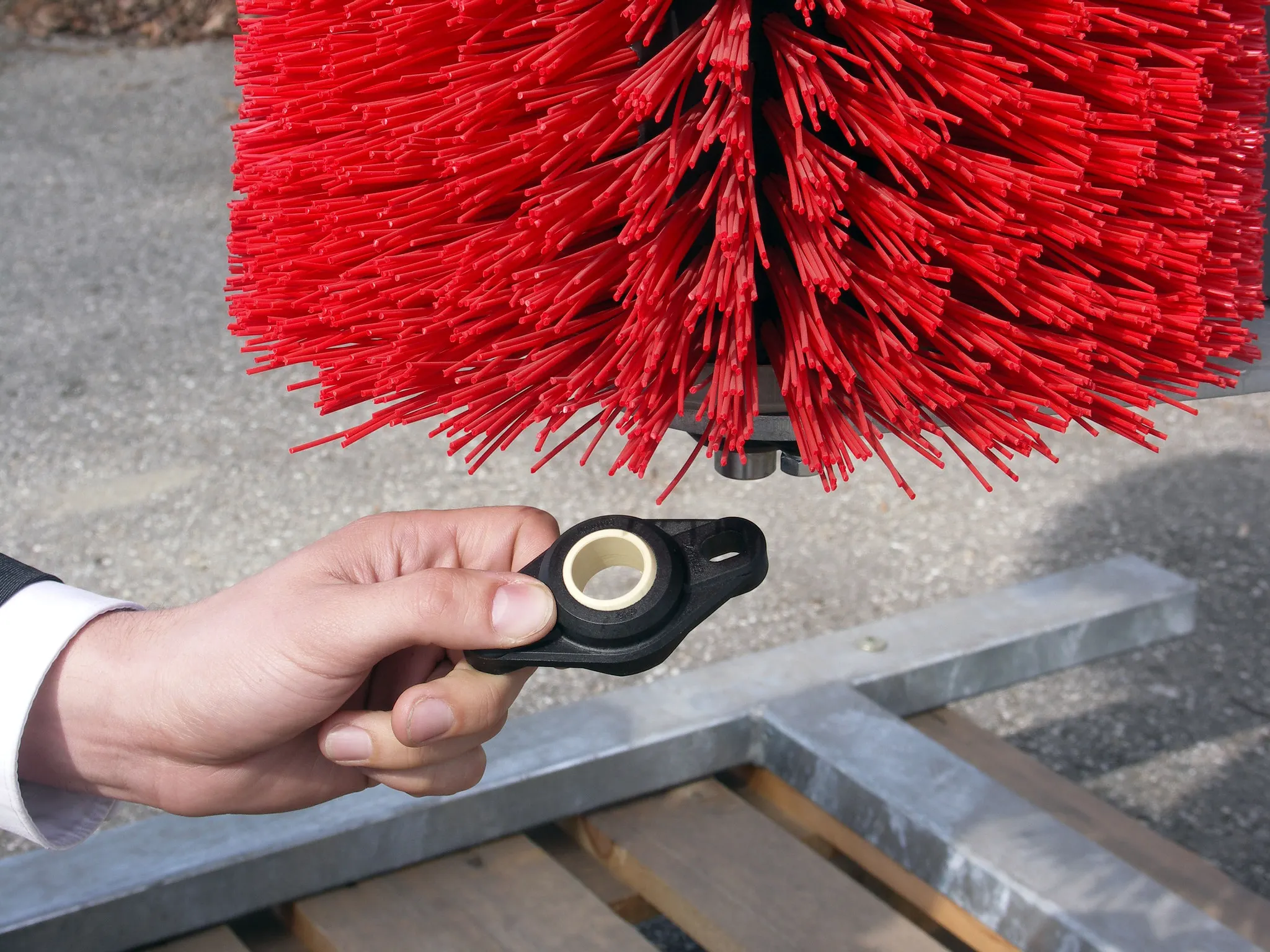 Flange mounted bearing in cow cleaning machine