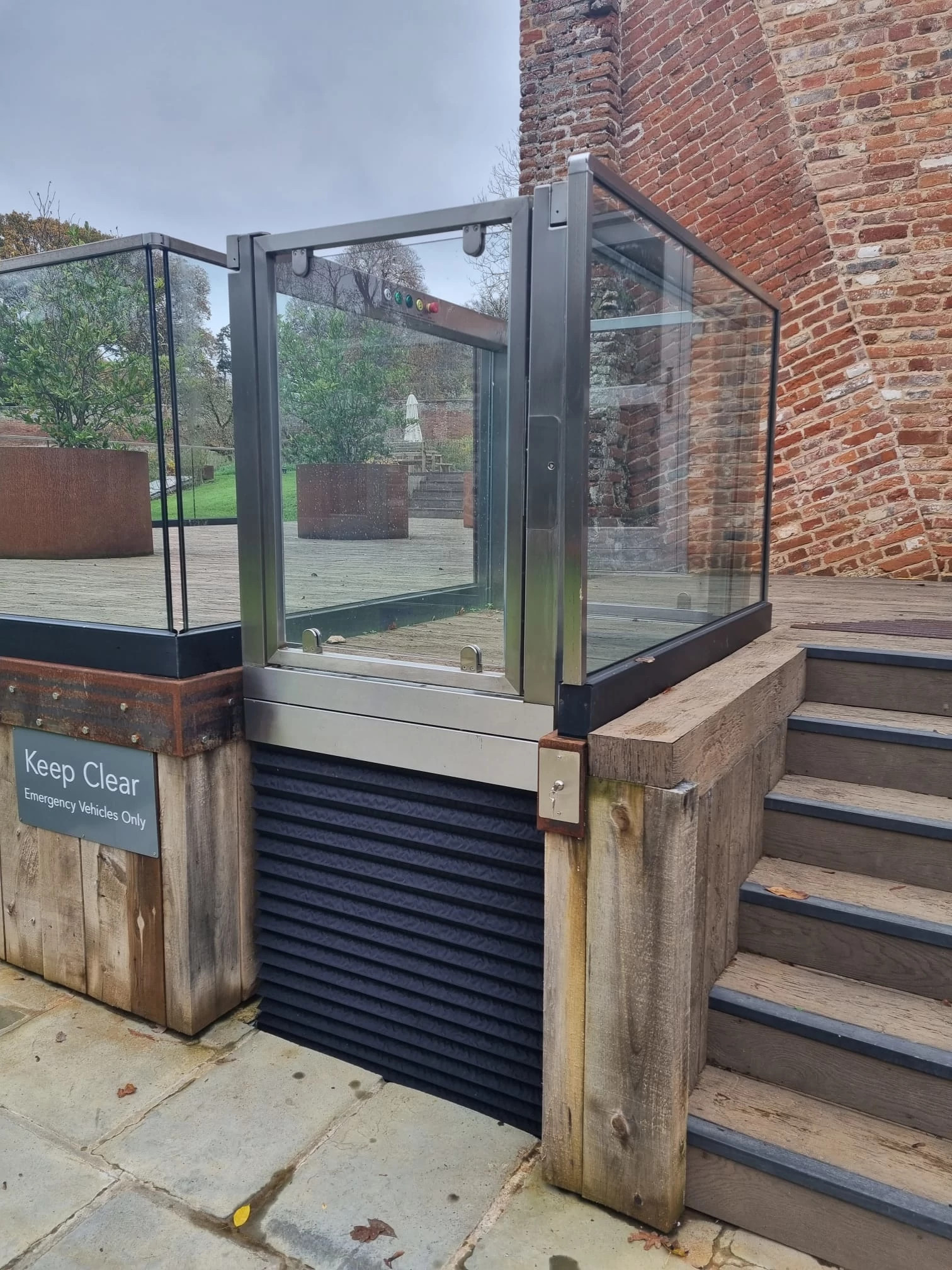 Unsupported wheelchair lift