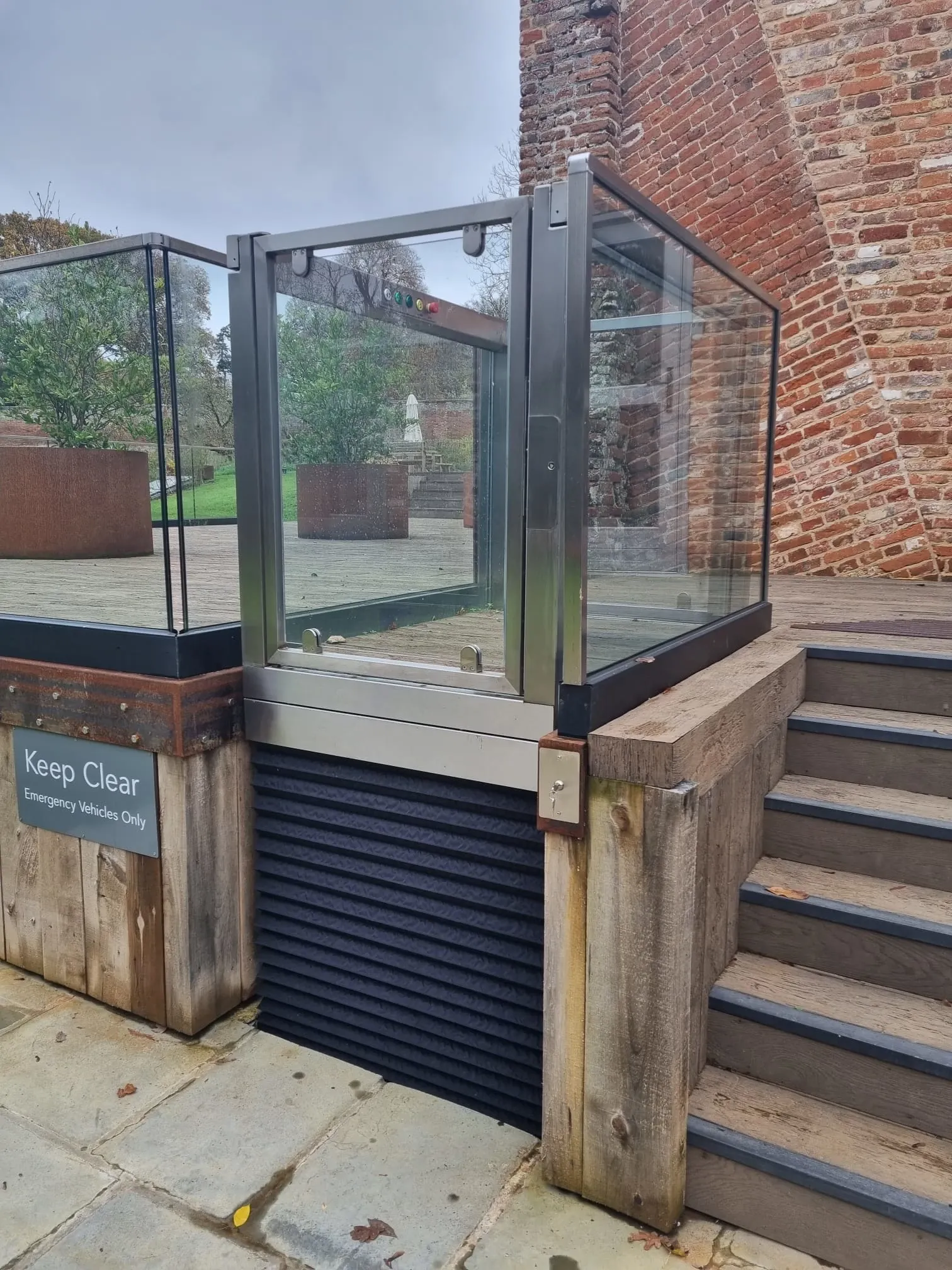 Unsupported wheelchair lift