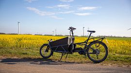 Bicicleta de carga en un camino de tierra