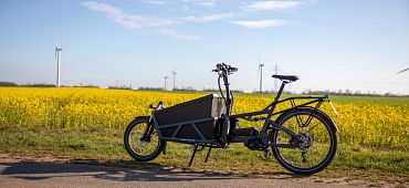 Cargo bike op onverharde weg