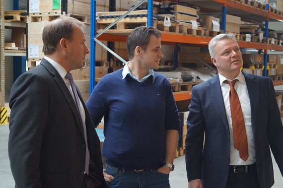 Chapel-Einkaufsleiter Alexander Hoppe (Mitte), und Uwe Sund, igus Branchenmanager Agrartechnik (rechts), sowie Christian Wille, Technischer Verkaufsberater Lagertechnik bei igus (links)