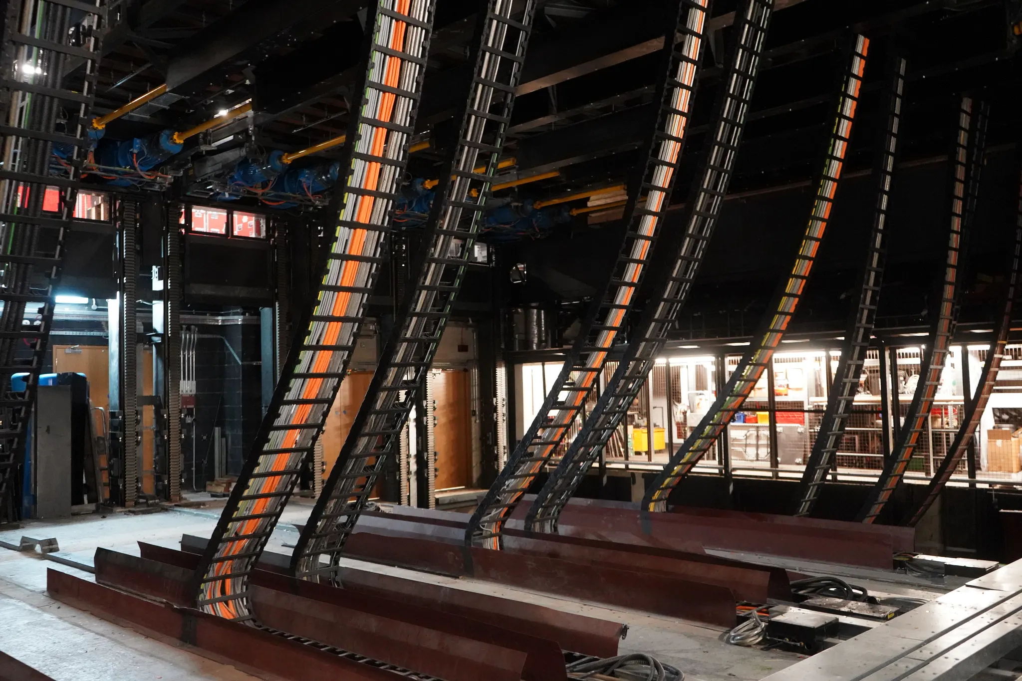 Zick-Zack-Systeme in der Untermaschinerie des Royal Opera House