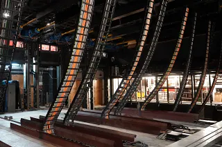 Zick-Zack-Systeme in der Untermaschinerie des Royal Opera House