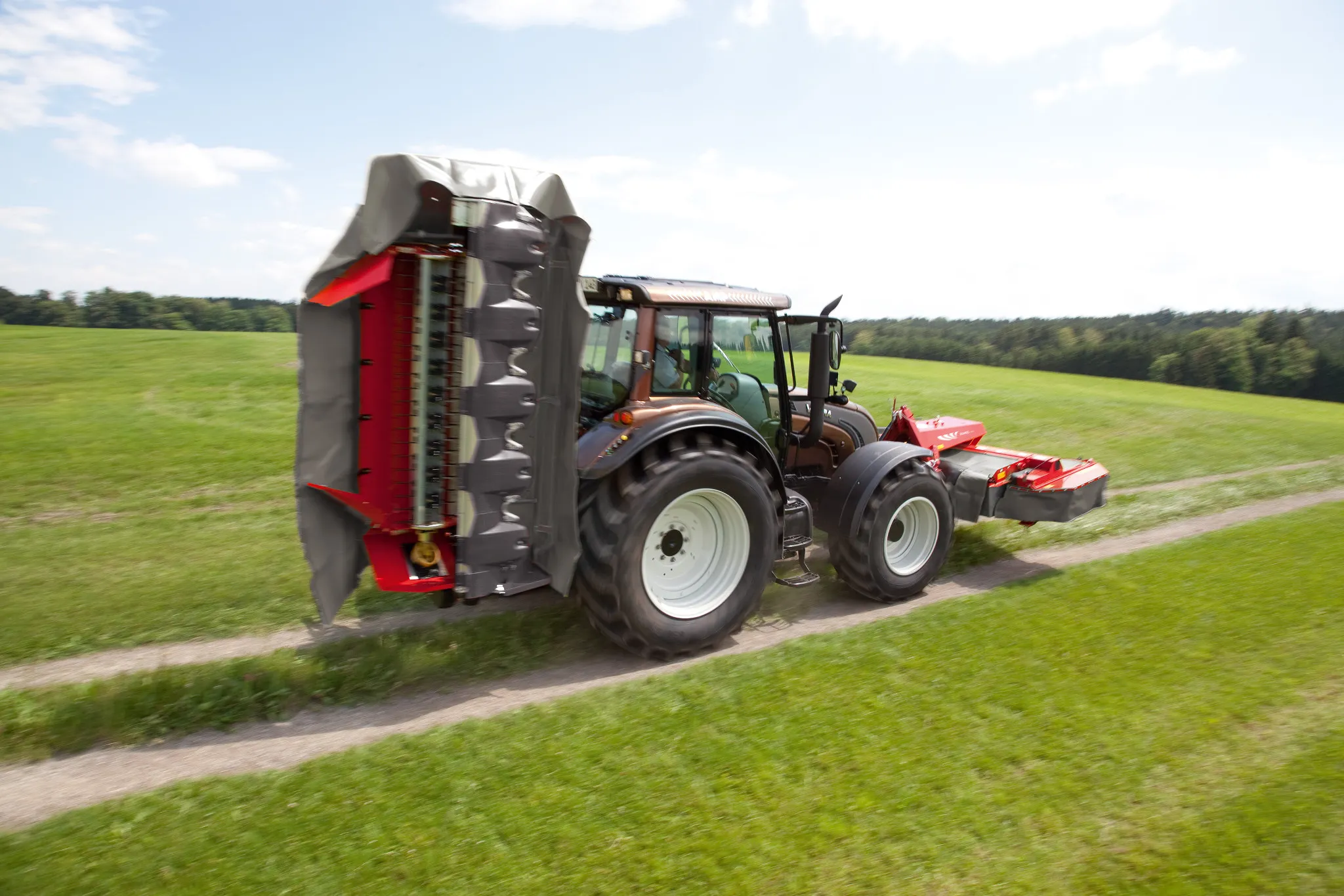 Un casquillo de cojinete de iglidur guía la barra de corte pivotante en el bastidor base de la plataforma de corte. Se producen cargas radiales y axiales muy elevadas, que los cojinetes iglidur dominan con éxito desde hace años.
