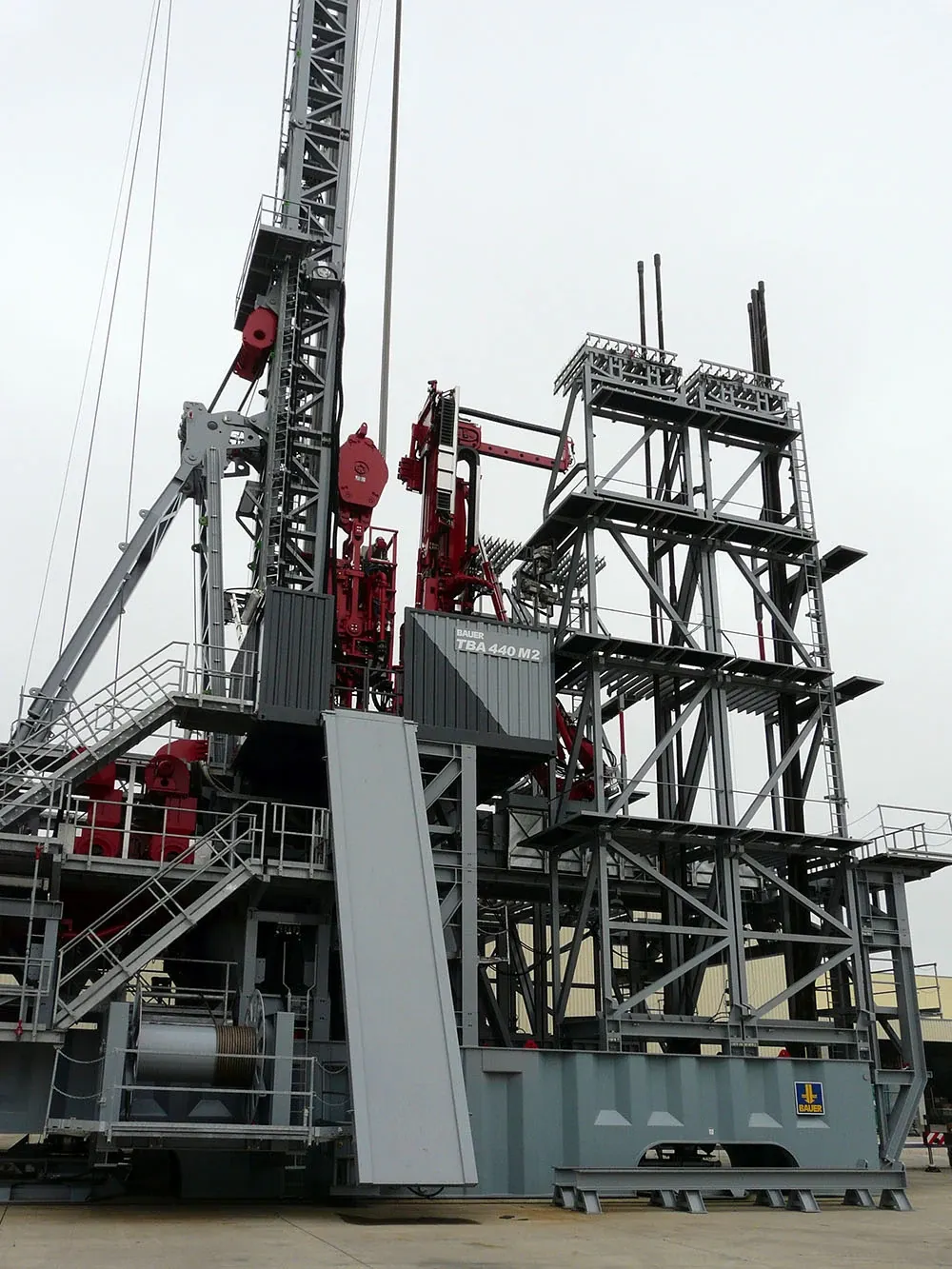 400t Top Drive avec 35m de débattement. Deux chaînes électroniques de la série 600 en version ESD®, montées à côté de l'entraînement supérieur sur le mât.