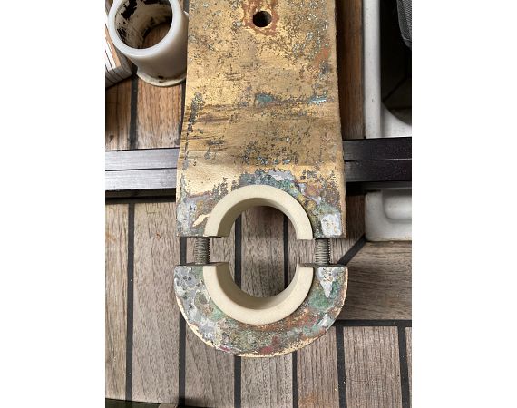The rudder bearing consists of two pieces and has an exact fit.