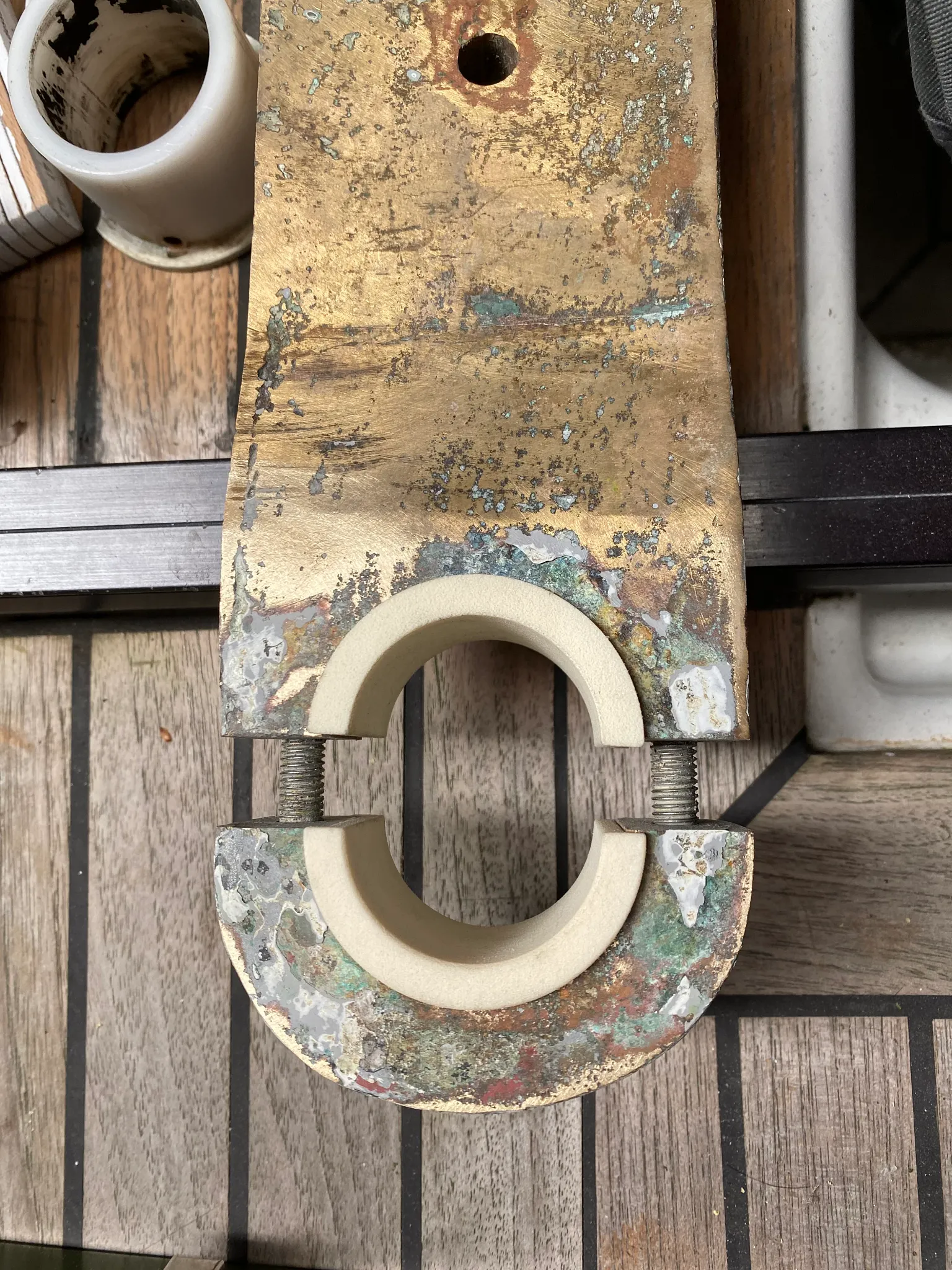 The rudder bearing consists of two pieces and has an exact fit.