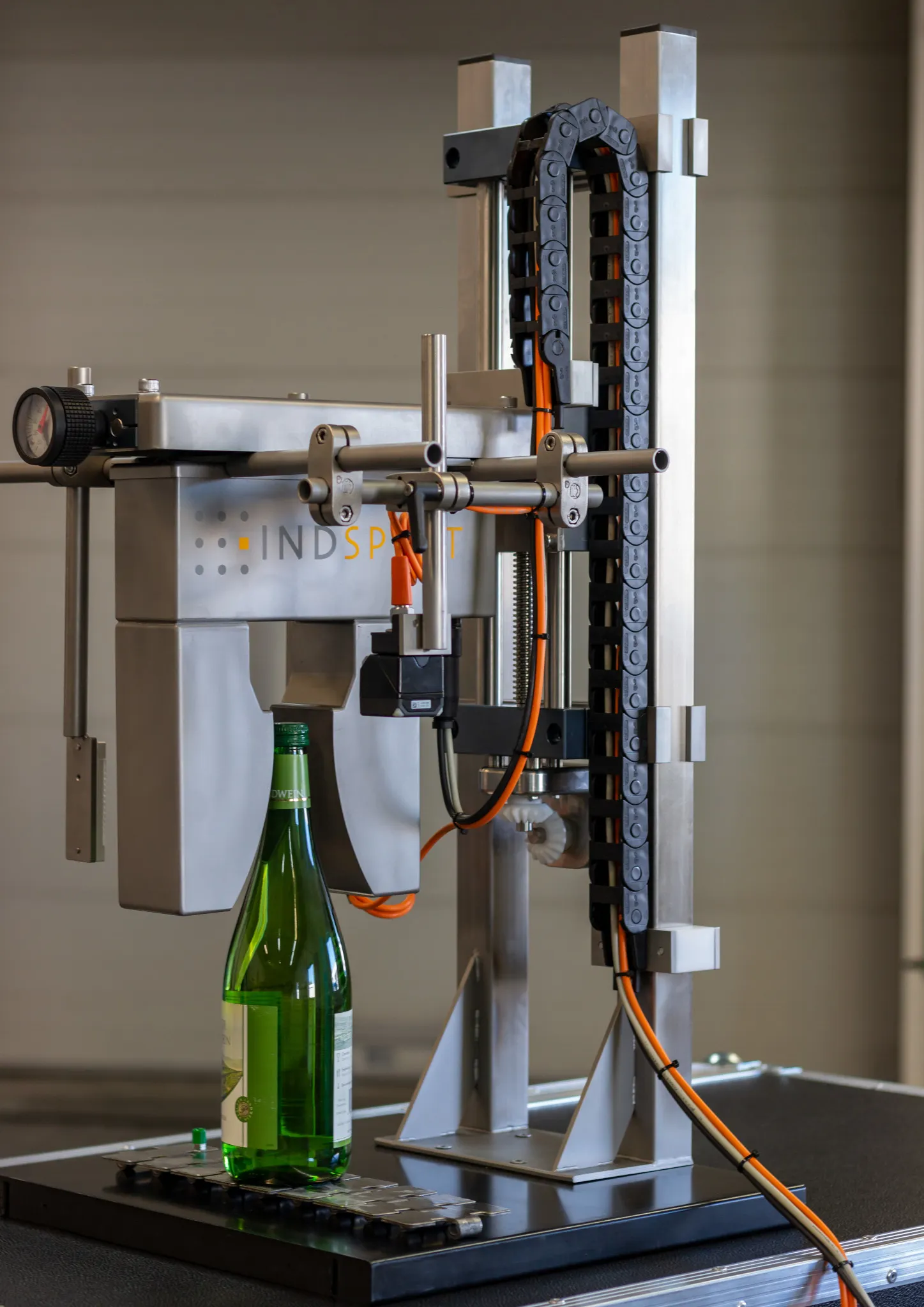 Test equipment with energy chain