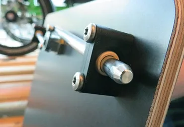 Los cojinetes de pedestal iglidur en el mecanismo de bloqueo de una caja de transporte