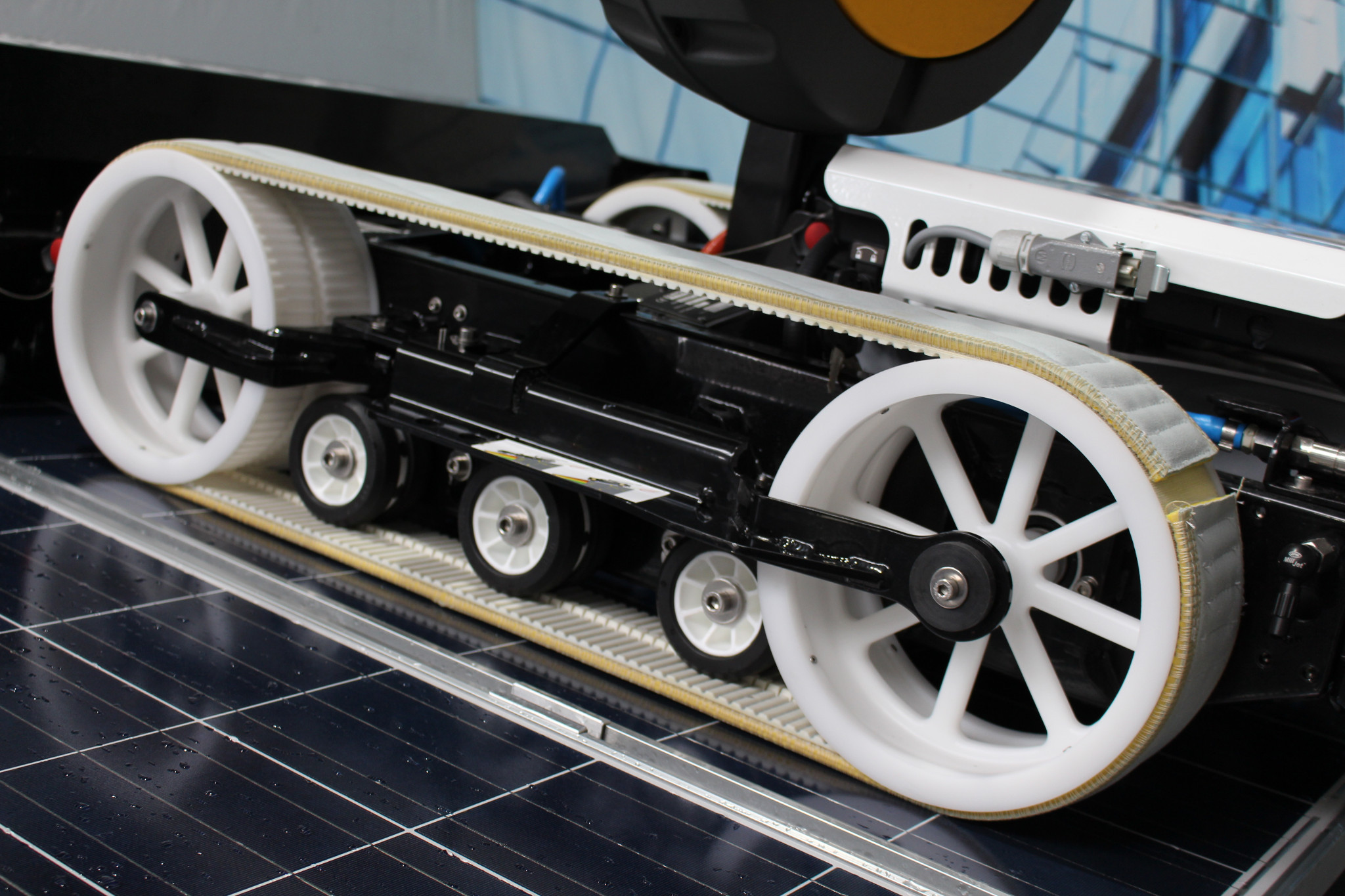 Solar plant cleaning robot from TG hyLIFT