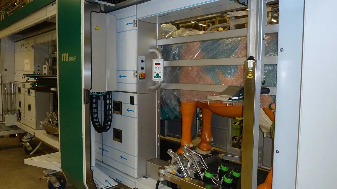 Enerji zincirli MIone süt sağım robotu