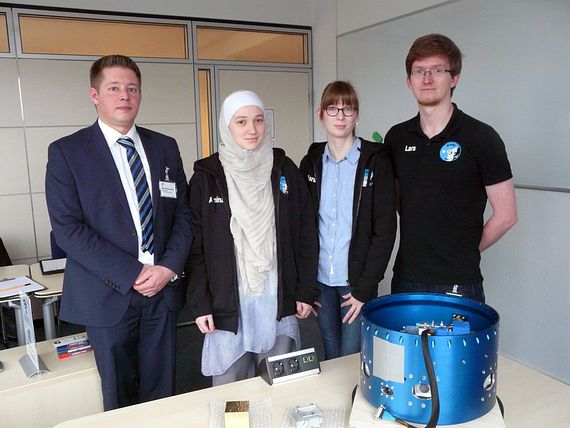 Florian Schindler, Technico-commercial igus GmbH en compagnie de Amina Zaghdane, Maren Hülsmann et Lars Flemnitz (de gauche à droite)