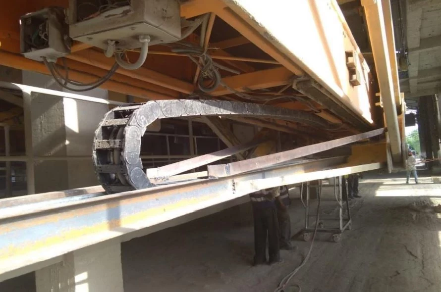 En ejemplos de la industria de procesamiento cárnico, especialista en automatización farmacéutica, así como un sistema alimentador automático de materia prima, se evidencian las ventajas de los sistemas portacables preensamblados.