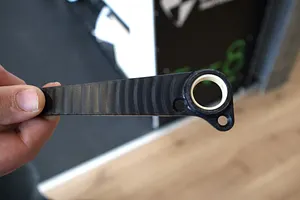 เมื่อไม่ได้ติดตั้ง คุณจะเห็นตลับลูกปืนเรียบ igus ในคันเบรกนี้