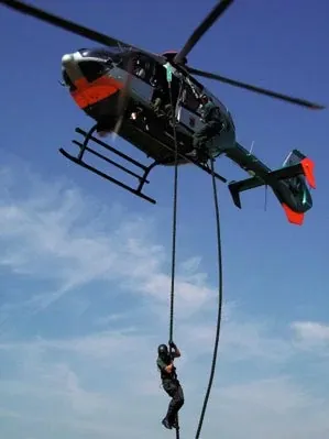 hombre en gancho de carga con guías lineales