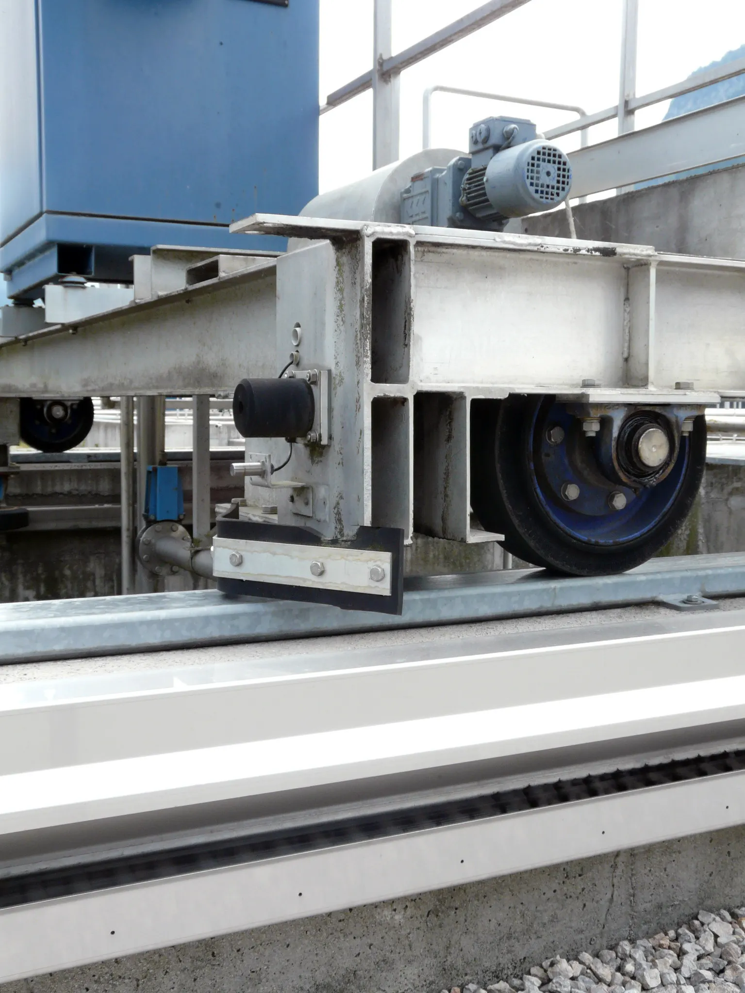 Het pad van de schraper met afvalwater van de rioolwaterzuiveringsinstallatie