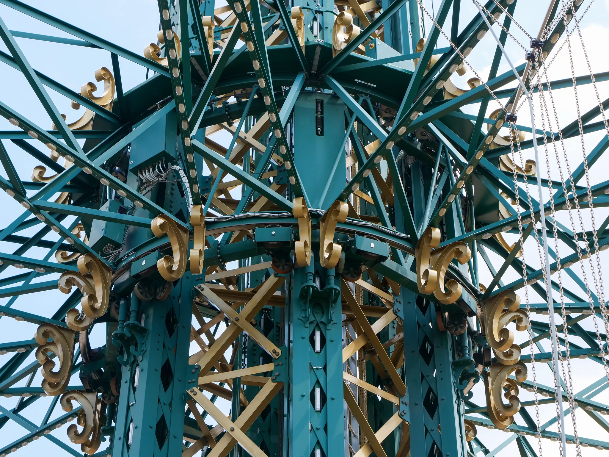 Kabelová vodicí lišta zajišťuje bezpečnost při jízdě.