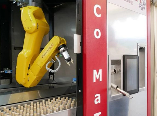 Componentes impressos em 3D para o braço da garra do robô em uma estação de teste Corona