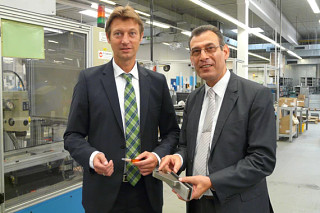 Qualified business economist Robin Fasel, Managing Director of WSS (right) talking with igus® Sales Consultant Markus Schwarz