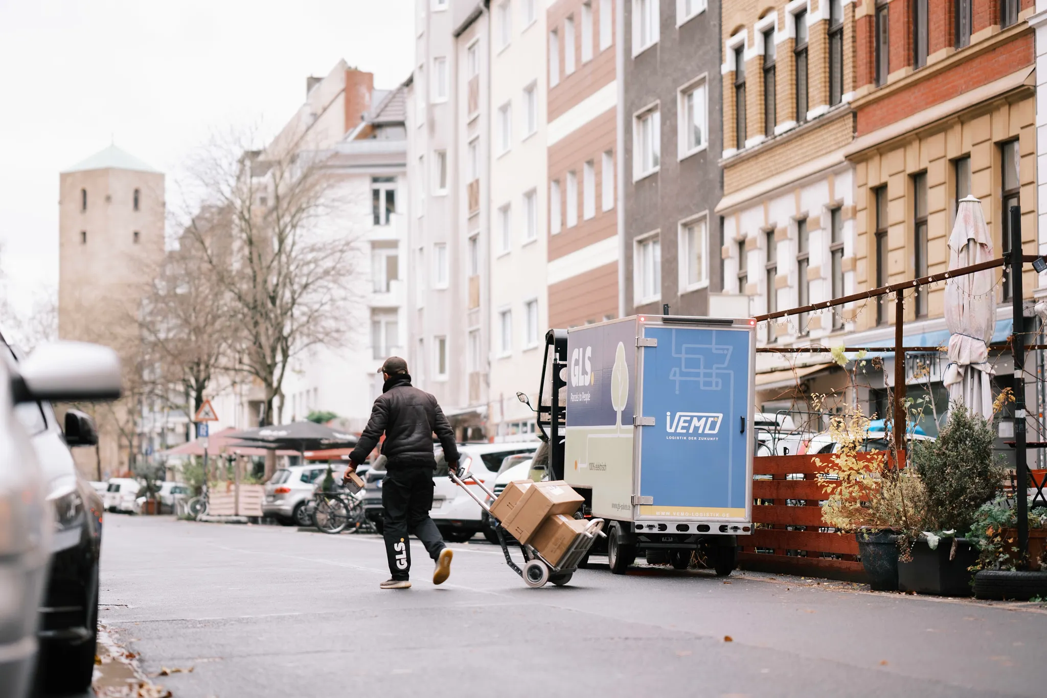 Parcel carrier distributes parcels