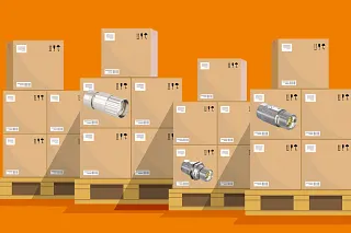 Boxen auf Holzpalette mit TE Stecker