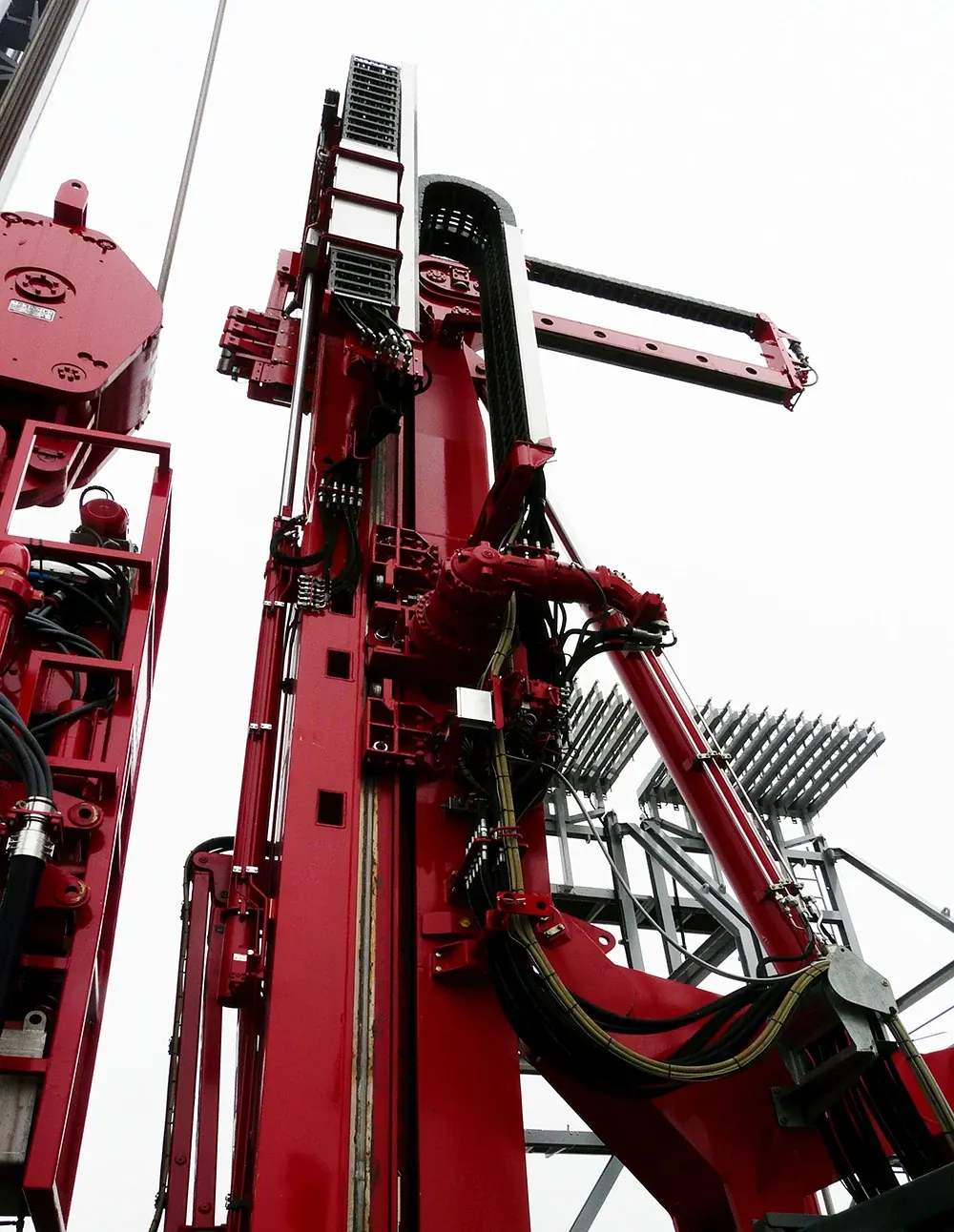 400t Top Drive avec 35m de débattement. Deux chaînes électroniques de la série 600 en version ESD®, montées à côté de l'entraînement supérieur sur le mât.