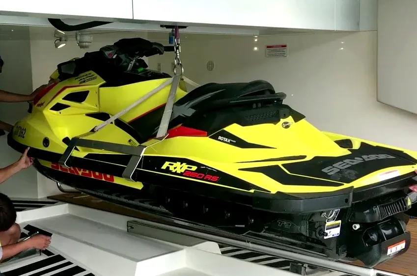 igus Antriebstechnik und Yacht mit Glaskeil-Fenstern