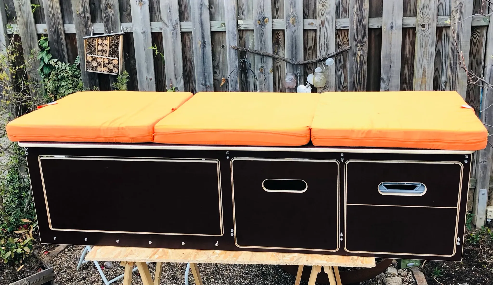 Pull-out sleeping box